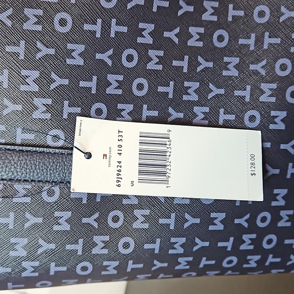Tommy Hilfiger purse - Picture 8 of 12